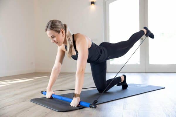 Pilates stick oefening op de grond