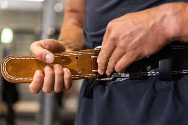 Lifting belt met rollergesp dichtmaken