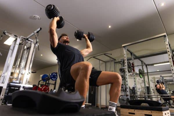 Dumbbell training met verstelbare 24 kg dumbbell voor kracht en spieropbouw. Geschikt voor thuis.