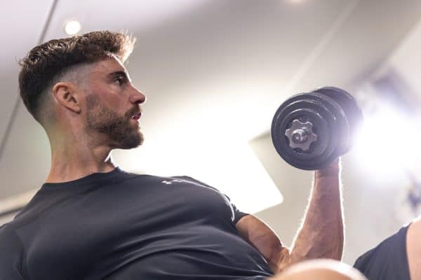 Verstelbare dumbbells voor krachttraining en fitness thuis.