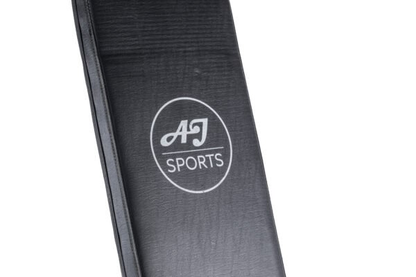 Verstelbare fitness bank close up AJ Sports logo