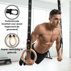 Man traint met turn ringen in een fitnessruimte.