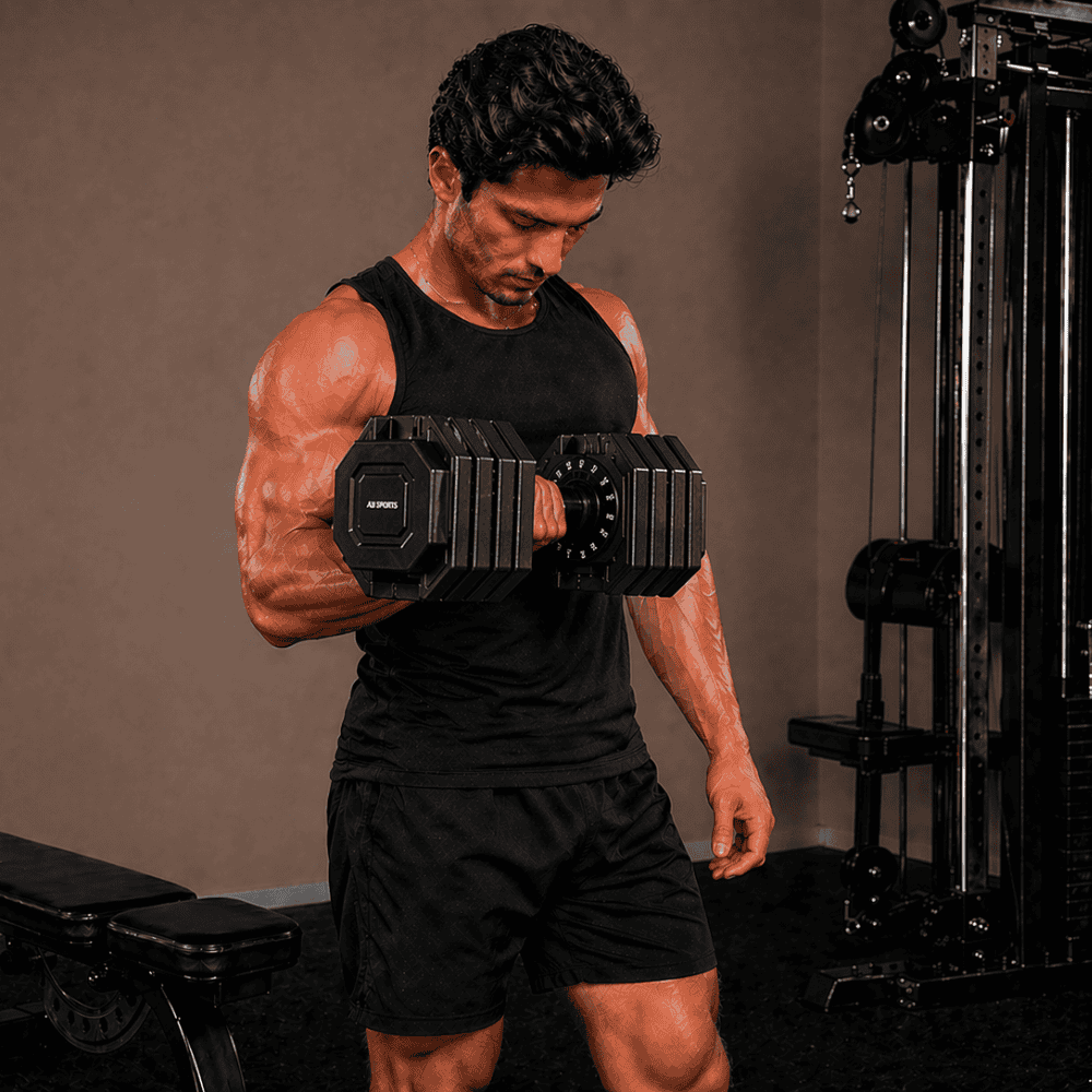 Man die oefening uitvoert met verstelbare dumbbell 25kg