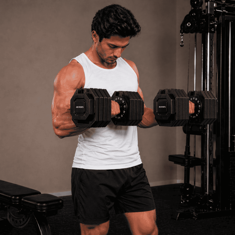 Man die oefening uitvoert met verstelbare dumbbells 25kg zwart