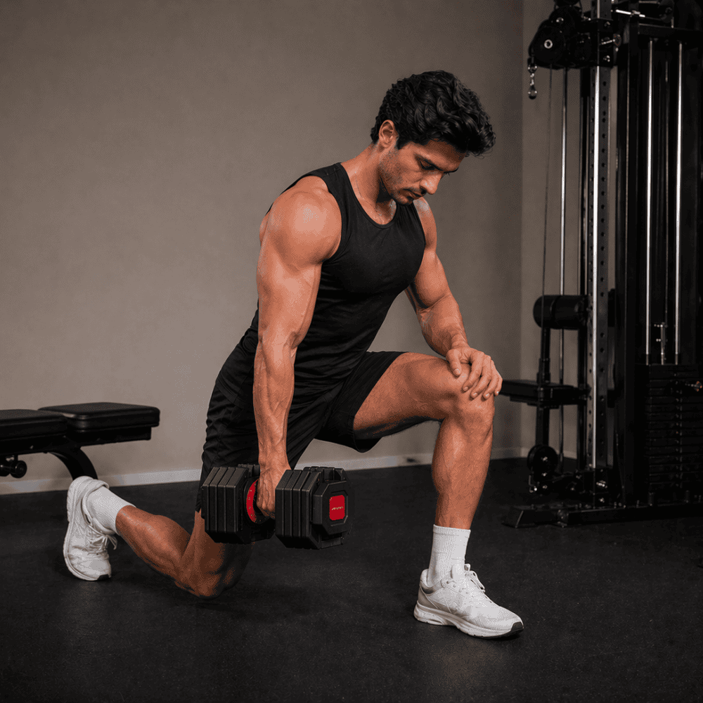 Man die oefening uitvoert met verstelbare dumbbell 25kg