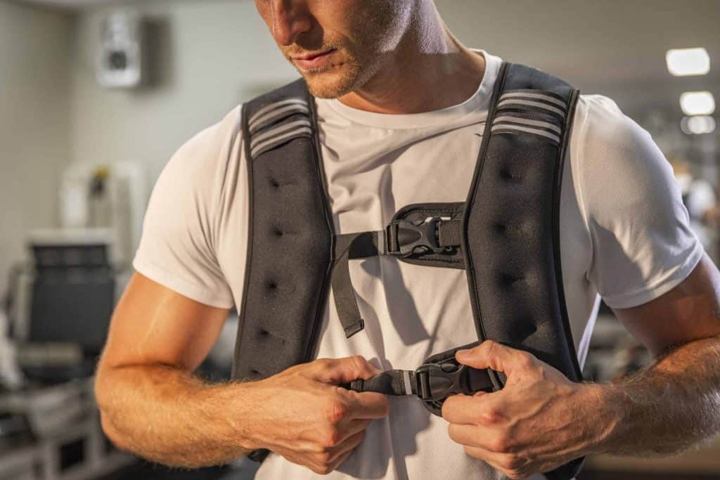 Man die verstelbaar gewichtsvest voor hardlopen om doet