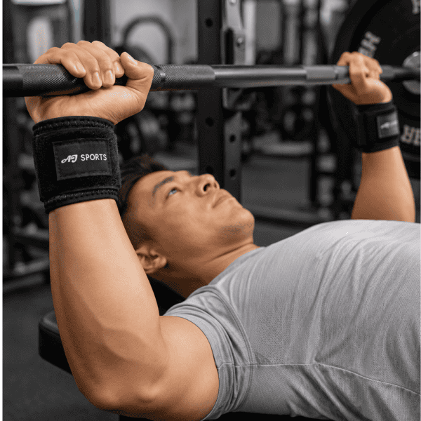 Elastische wrist wraps van AJ-Sports in gebruik met bench press
